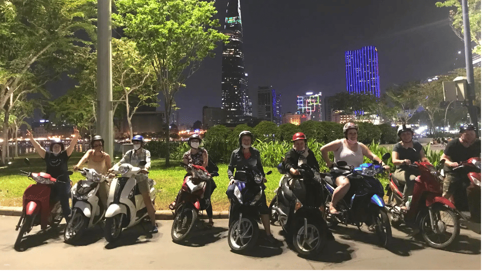 Tour nửa đêm: Khám phá Sài Gòn bằng xe máy
