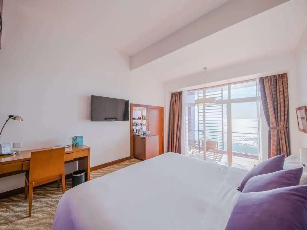 Phòng Superior 1 King Bed tại khách sạn Novotel Nha Trang