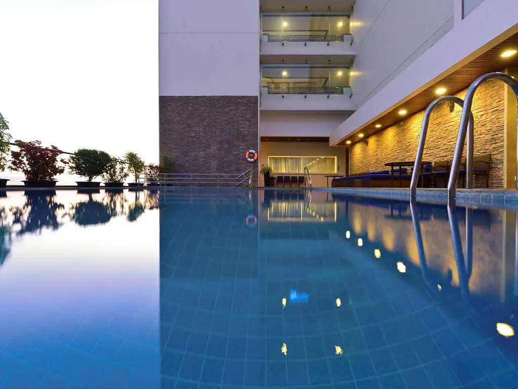 Bar hồ bơi tại khách sạn Novotel Nha Trang