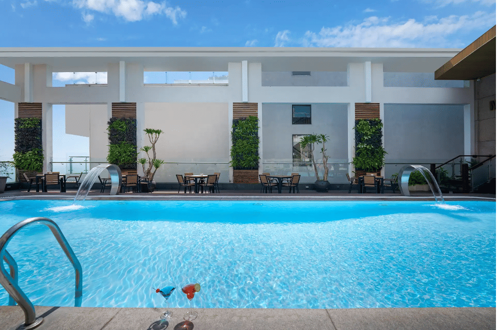 Hồ bơi ngoài trời tại Diamond Sea Hotel