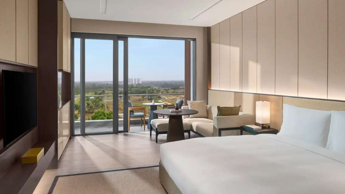 Deluxe Room With 1 King Bed tại New World Hoiana Hotel