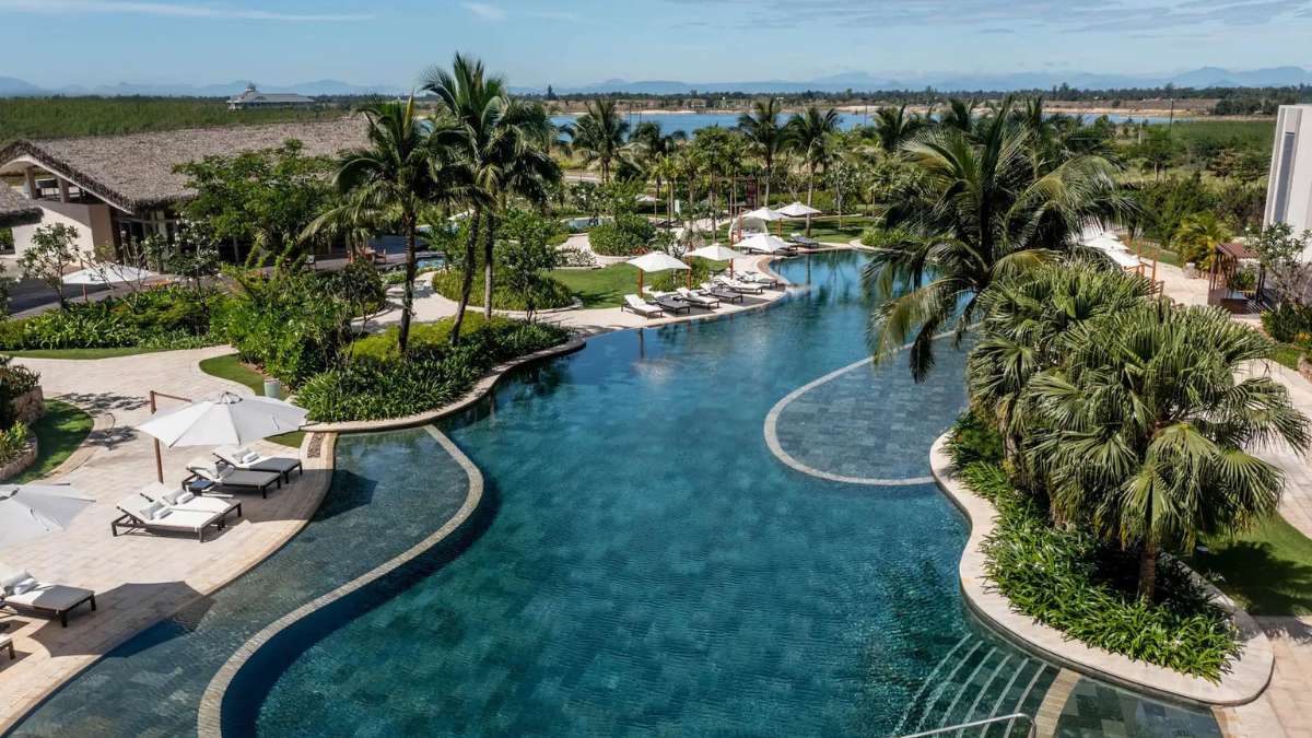 Hồ bơi tại New World Hoiana Hotel