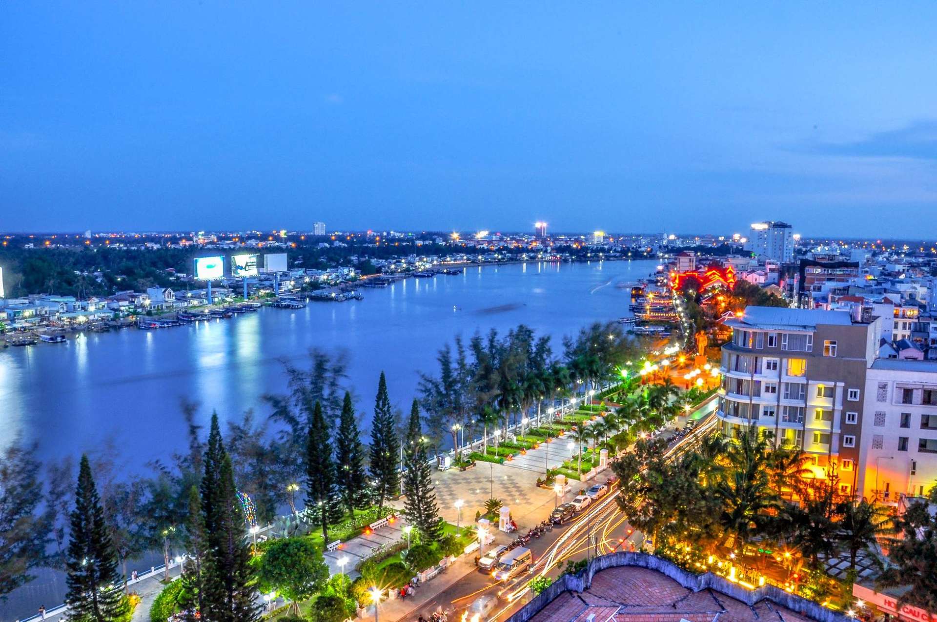 Bến Ninh Kiều rực rỡ sắc màu