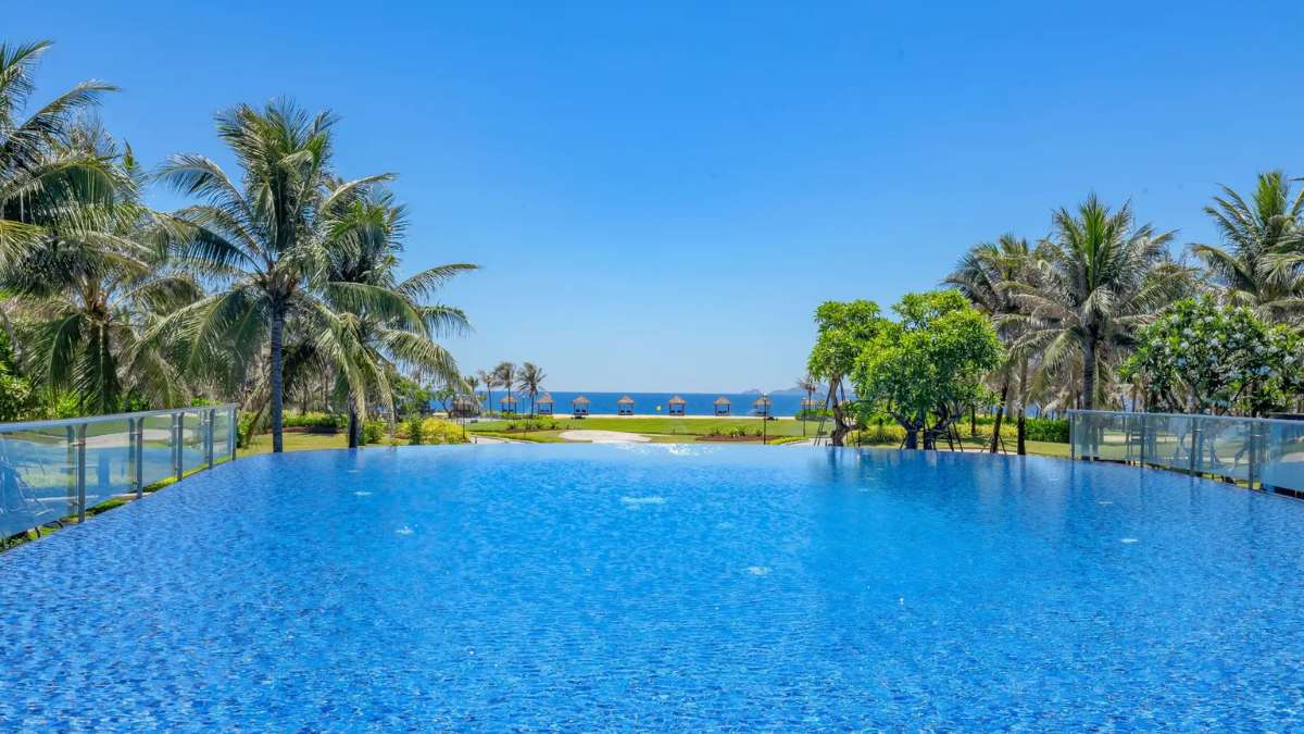 Hồ bơi tại Wyndham Grand KN Paradise Cam Ranh