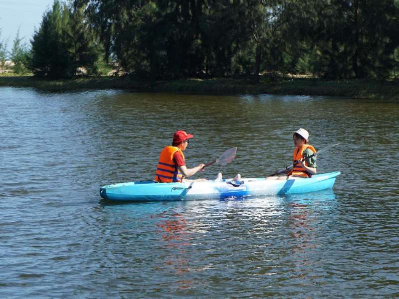 Chèo thuyền Kayak tại Seava Hồ Tràm Beach Resort