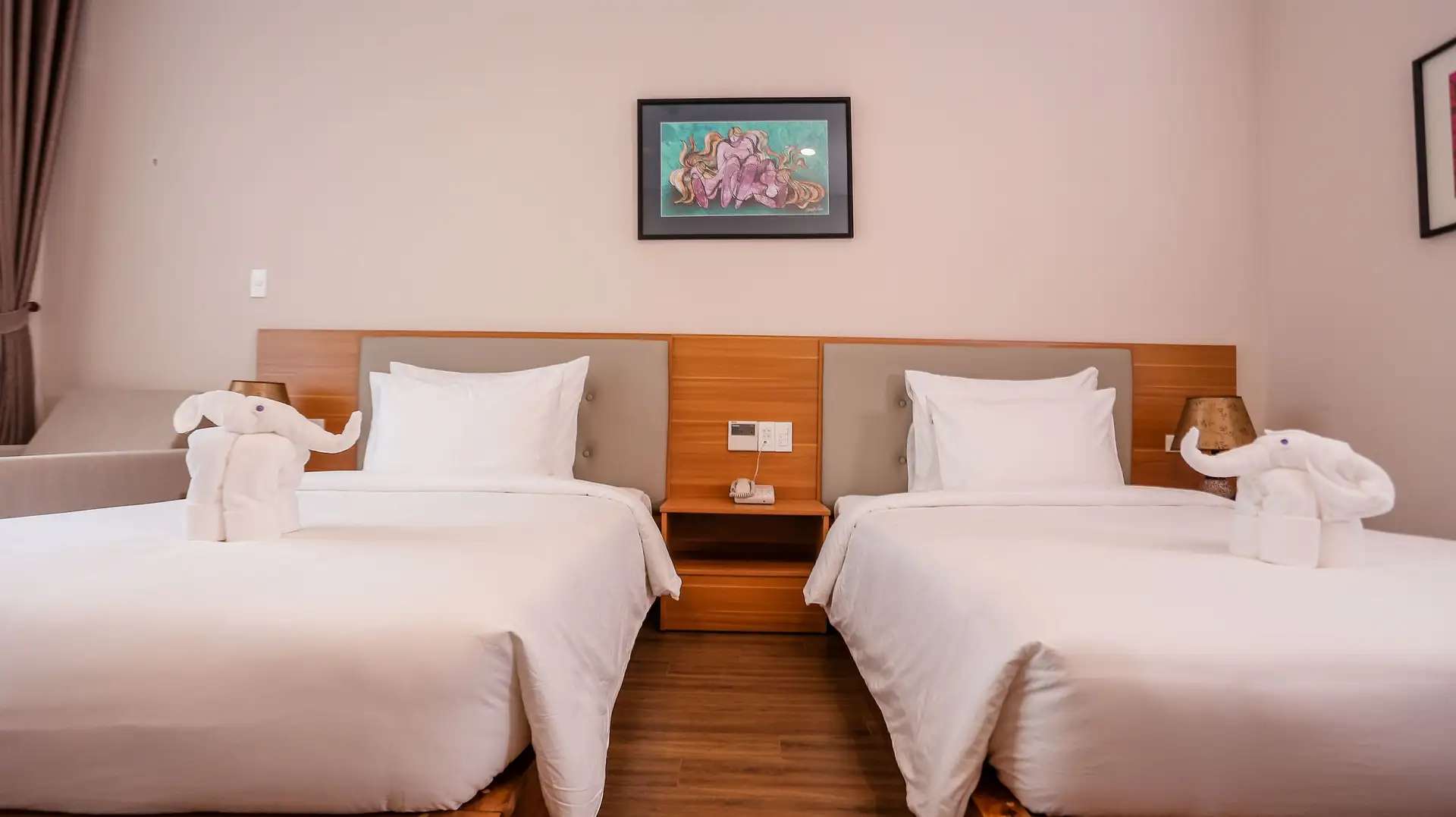 Không gian phòng Superior Twin tại Elephants Hotel