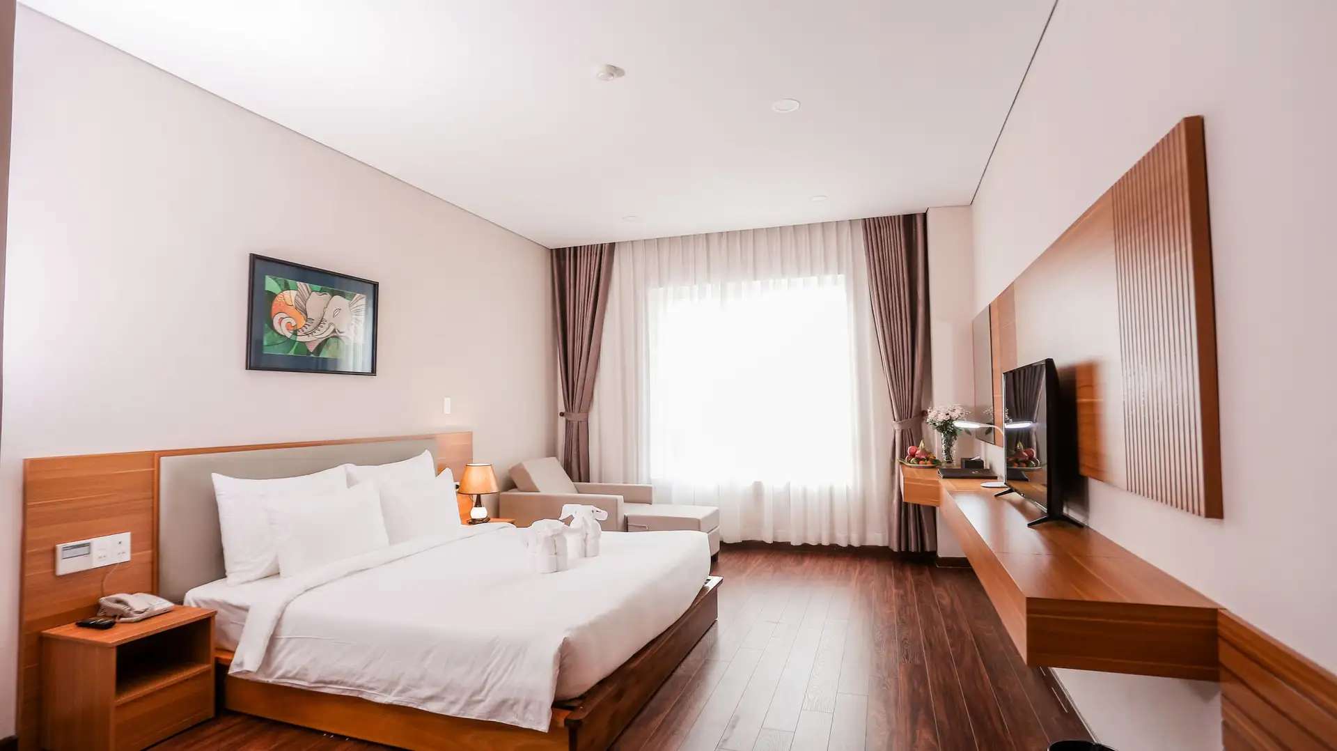 Không gian phòng Deluxe Double tại Elephants Hotel