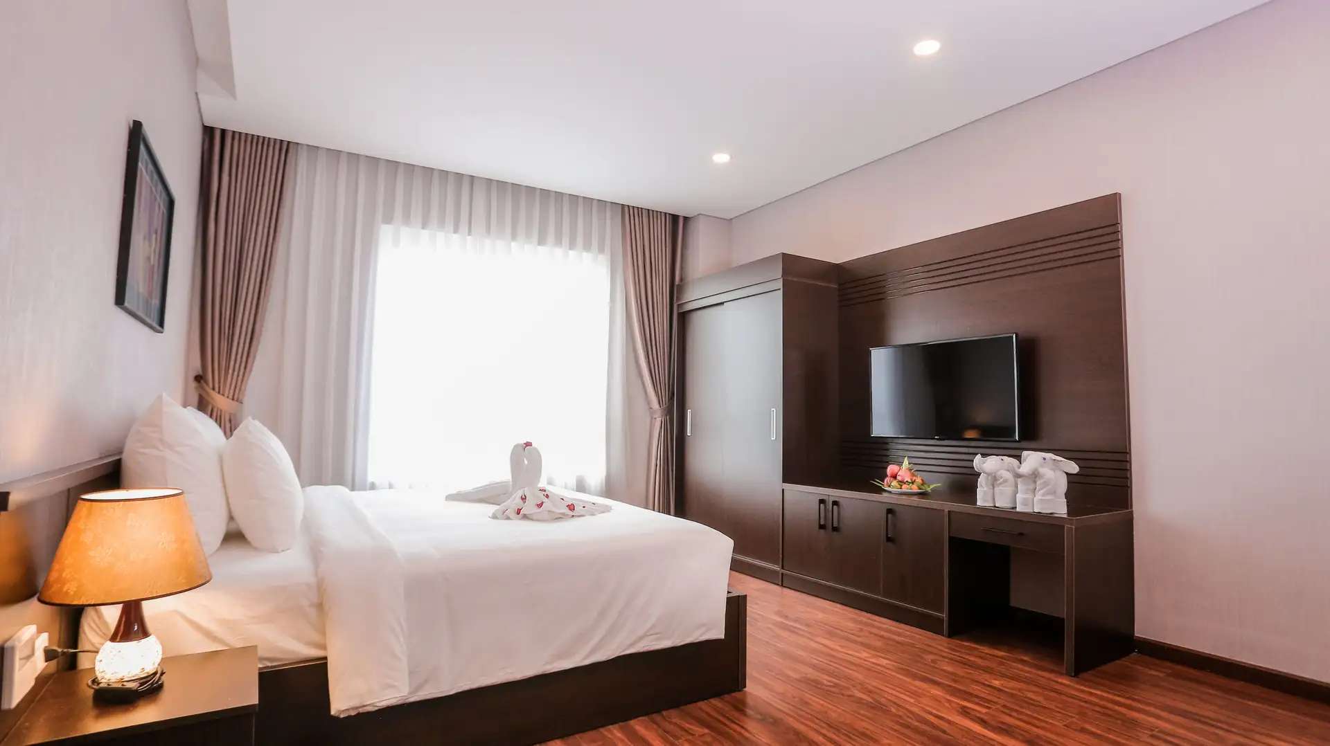Không gian phòng Grand Suite tại Elephants Hotel