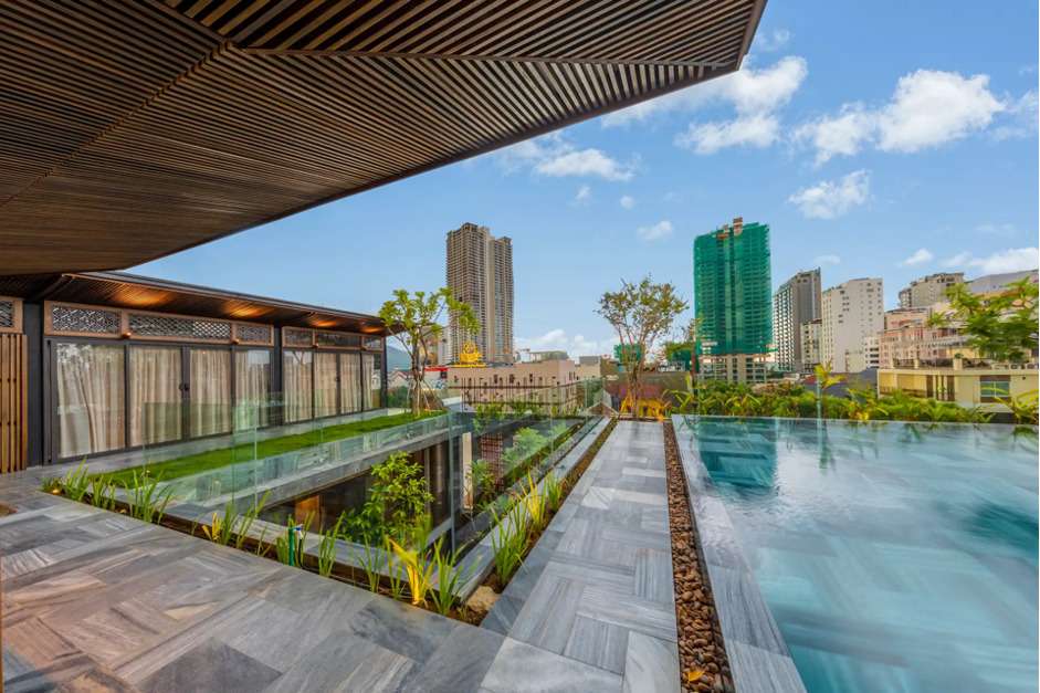 Bể bơi trên cao tại Minh Boutique