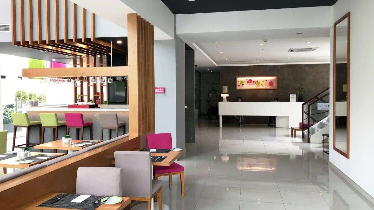Không gian sảnh chờ tại EMM Hotel Saigon