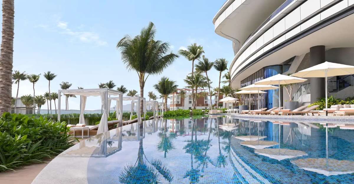 Hồ bơi tại Gran Melia Nha Trang