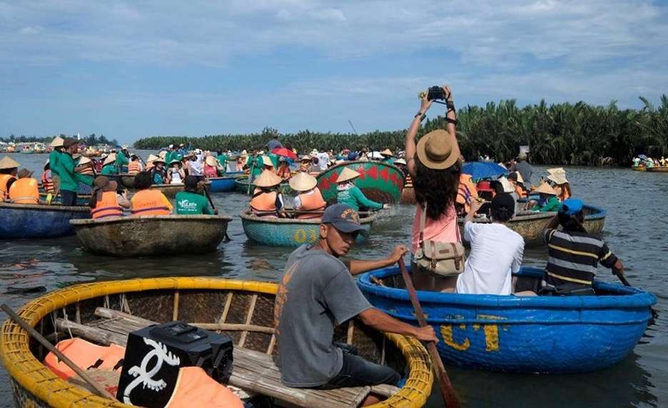 Chèo thúng tại Rừng Dừa Bảy Mẫu Hội An