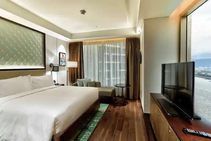 King One Bedroom Suite City View tại Hilton Da Nang