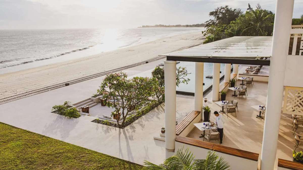 Một góc nhà hàng The Terrace tầm nhìn hướng biển tại Azerai Ke Ga Bay