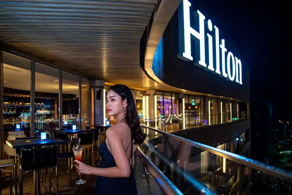 Nhà hàng The Sail tại Hilton Da Nang về đêm