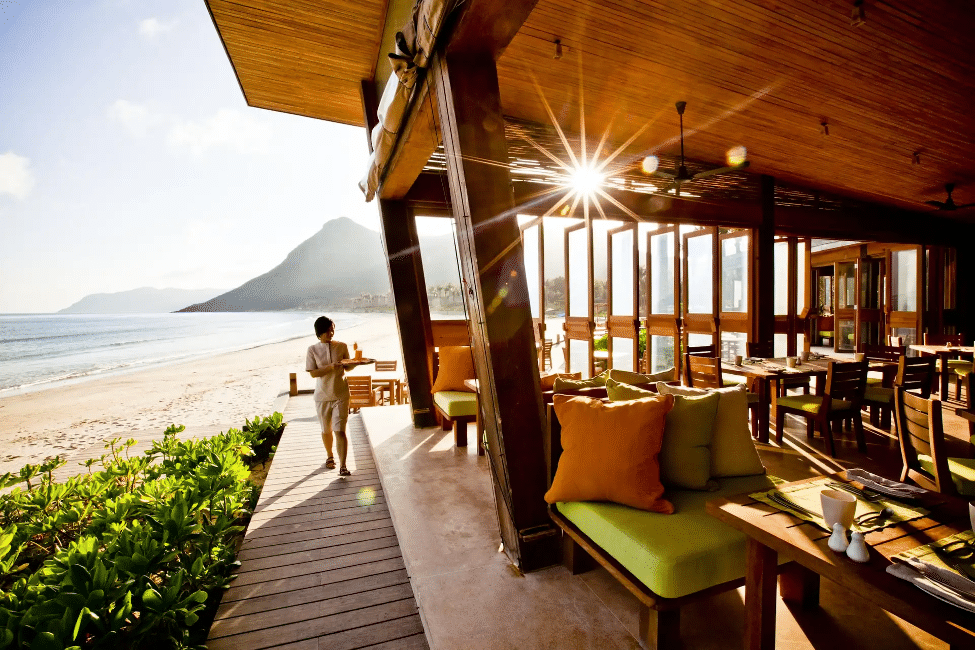 Nhà hàng By The Beach tại Six Senses Con Dao