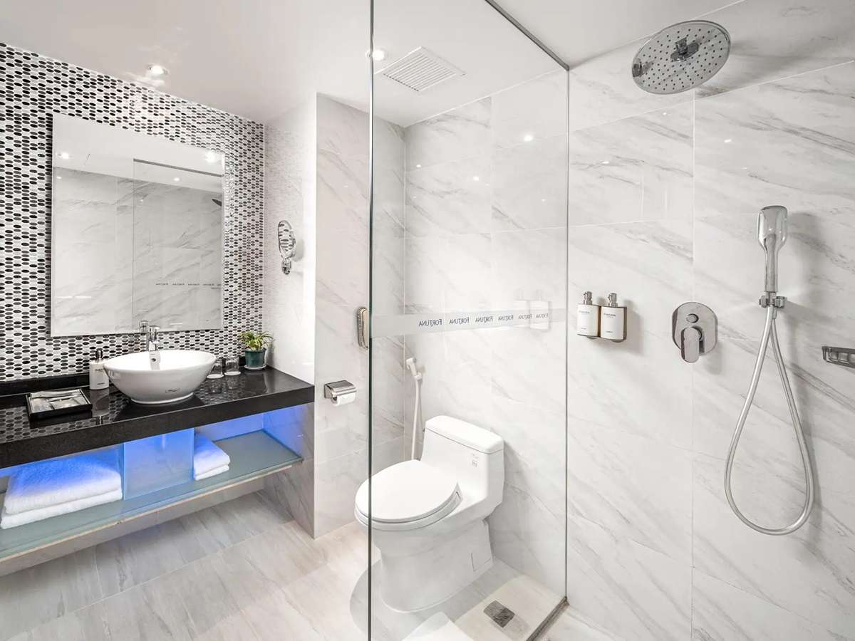 Phòng tắm hạng phòng Phòng Executive Deluxe King / + Club Benefits tại Fortuna Hotel Hanoi