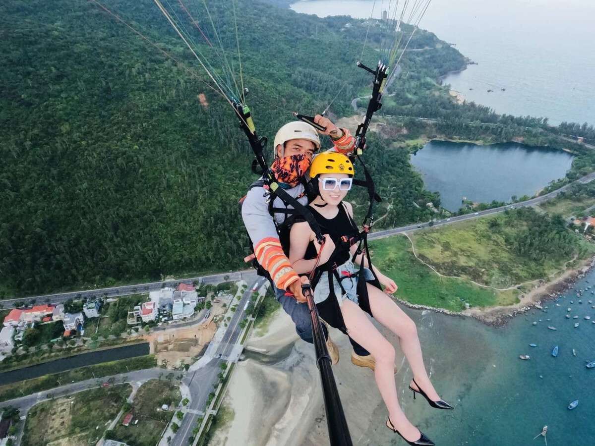Trải nghiệm dù lượn tại bán đảo Sơn Trà