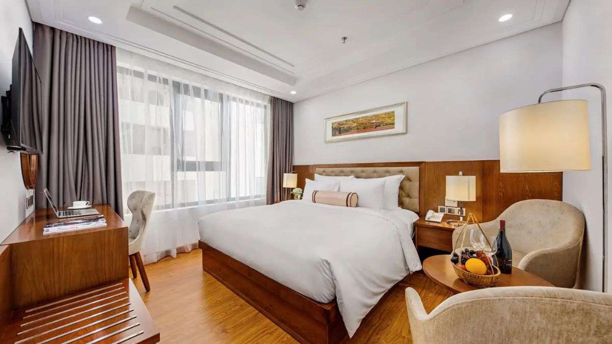 Không gian phòng Superior Double tại Paris Deli Danang Beach Hotel