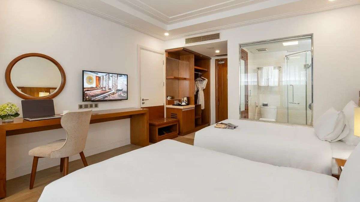 Không gian phòng Deluxe Twin tại Paris Deli Danang Beach Hotel