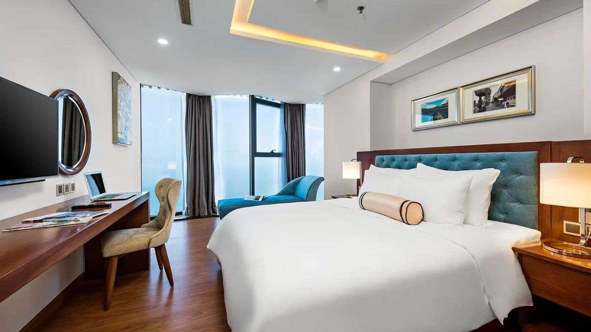 Không gian phòng Premier Sea Front tại Paris Deli Danang Beach Hotel