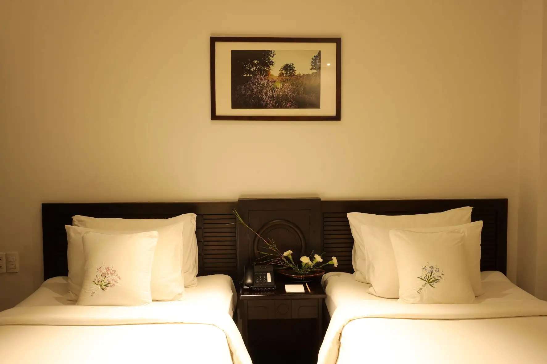 Giường ngủ đôi Deluxe Twin No Window tại Cochin Zen Hotel