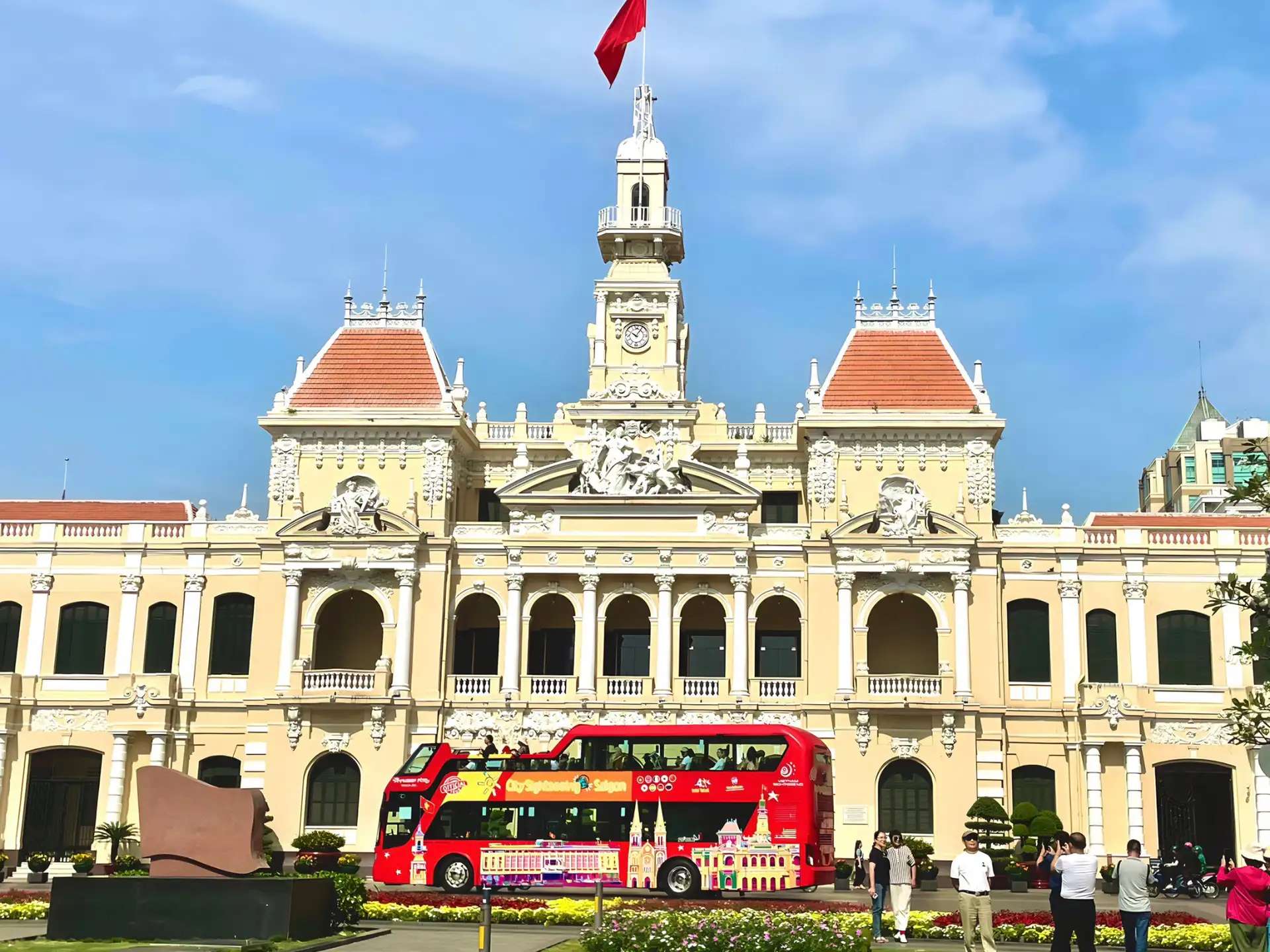 Xe buýt 2 tầng tham quan toàn cảnh thành phố