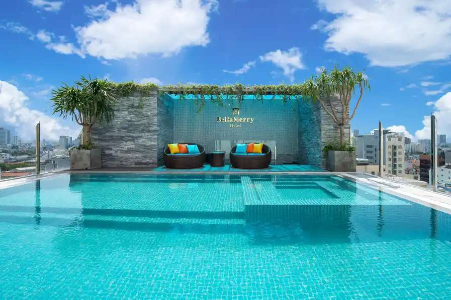 Bể bơi ngoài trời của Bella Merry Hotel