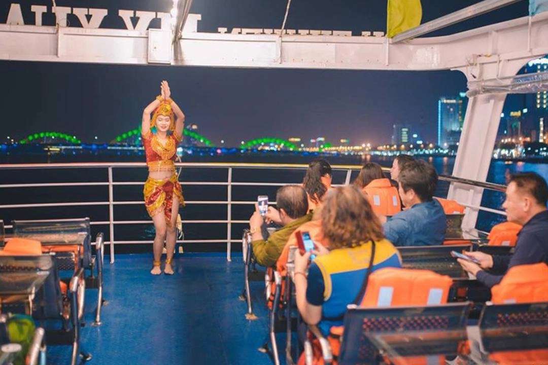Du ngoạn sông Hàn về đêm