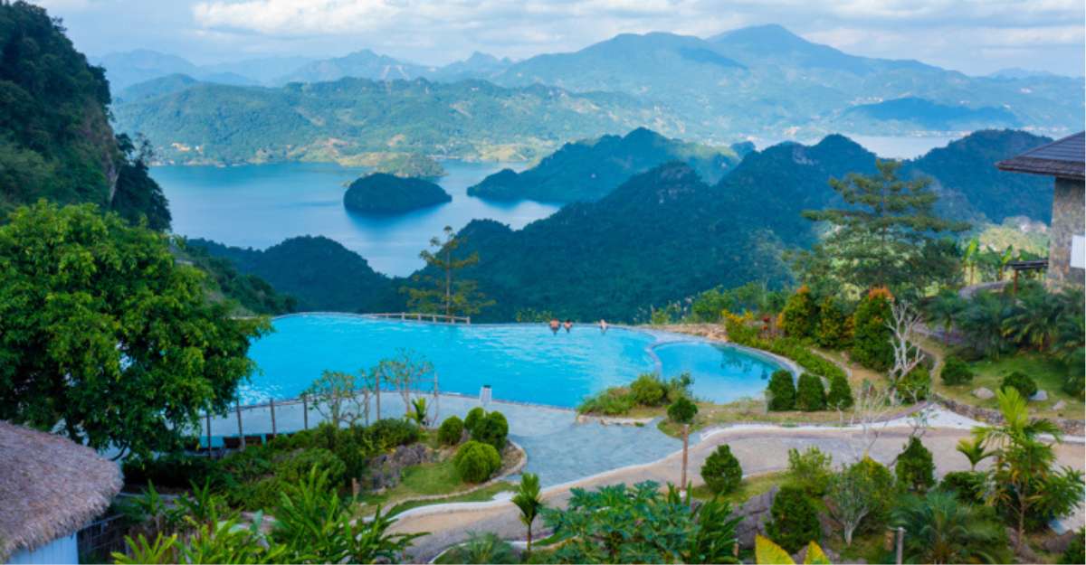 Hồ bơi vô cực tại BaKhan Village Resort