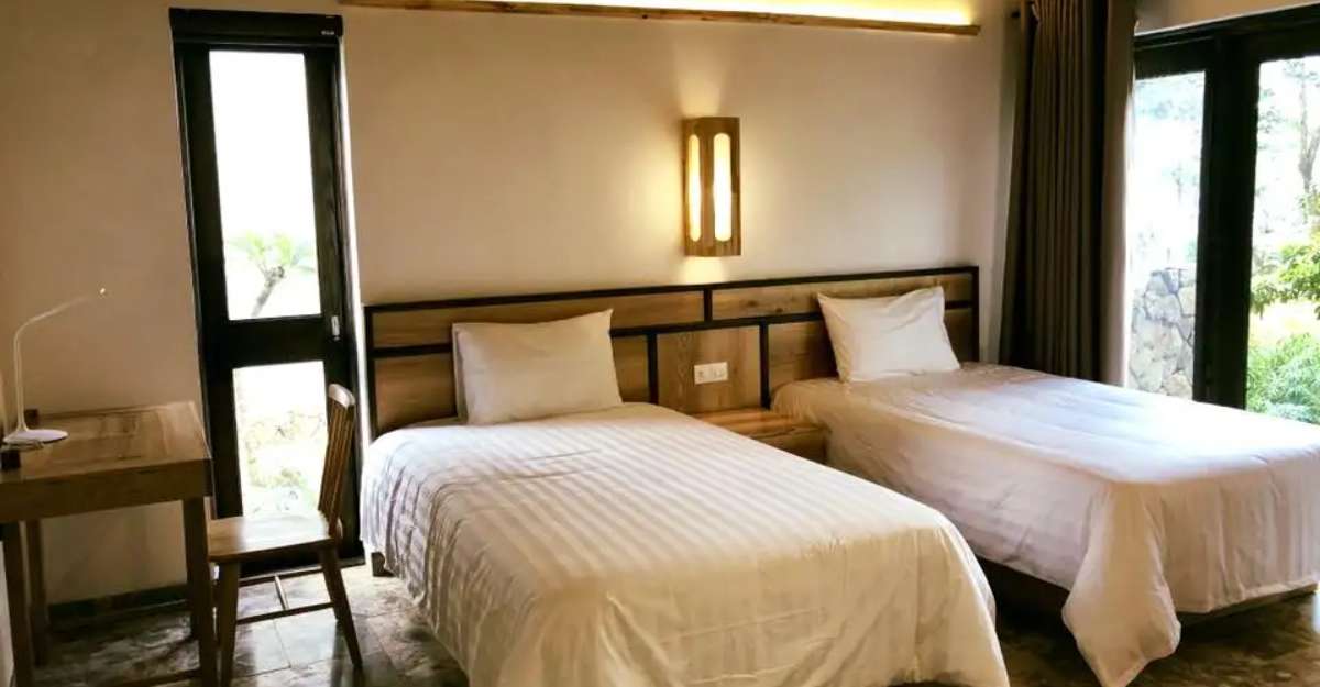 Không gian Deluxe Twin tại BaKhan Village Resort