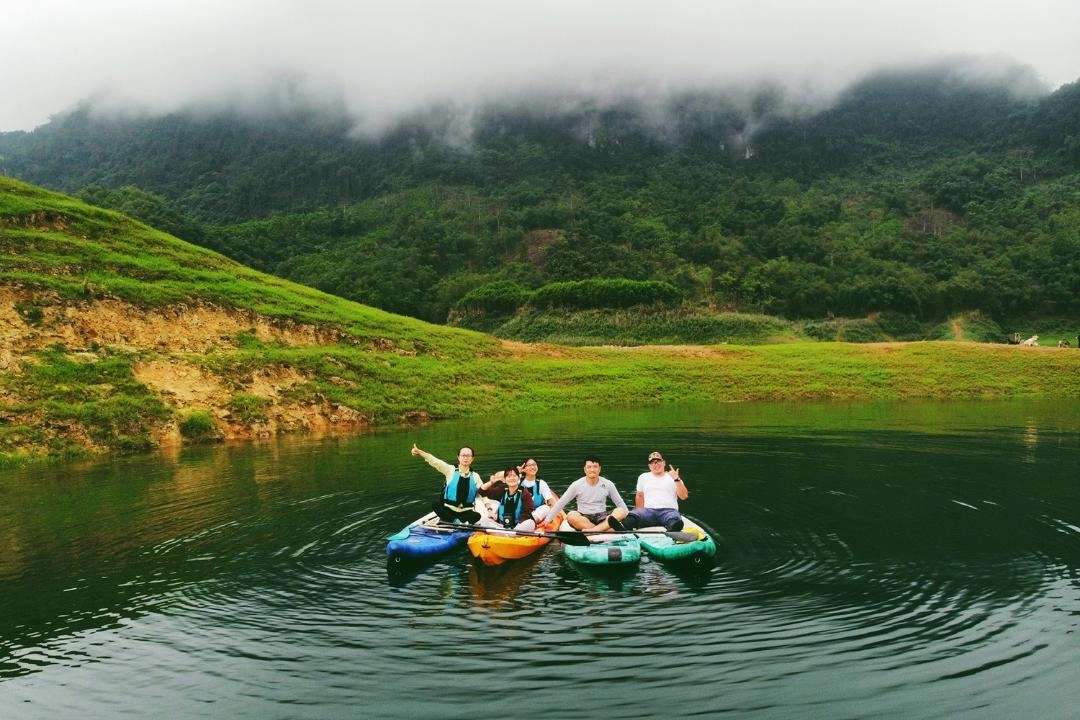 Chèo thuyền SUP trên Vịnh Ba Khan - địa điểm vui chơi gần BaKhan Village Resort