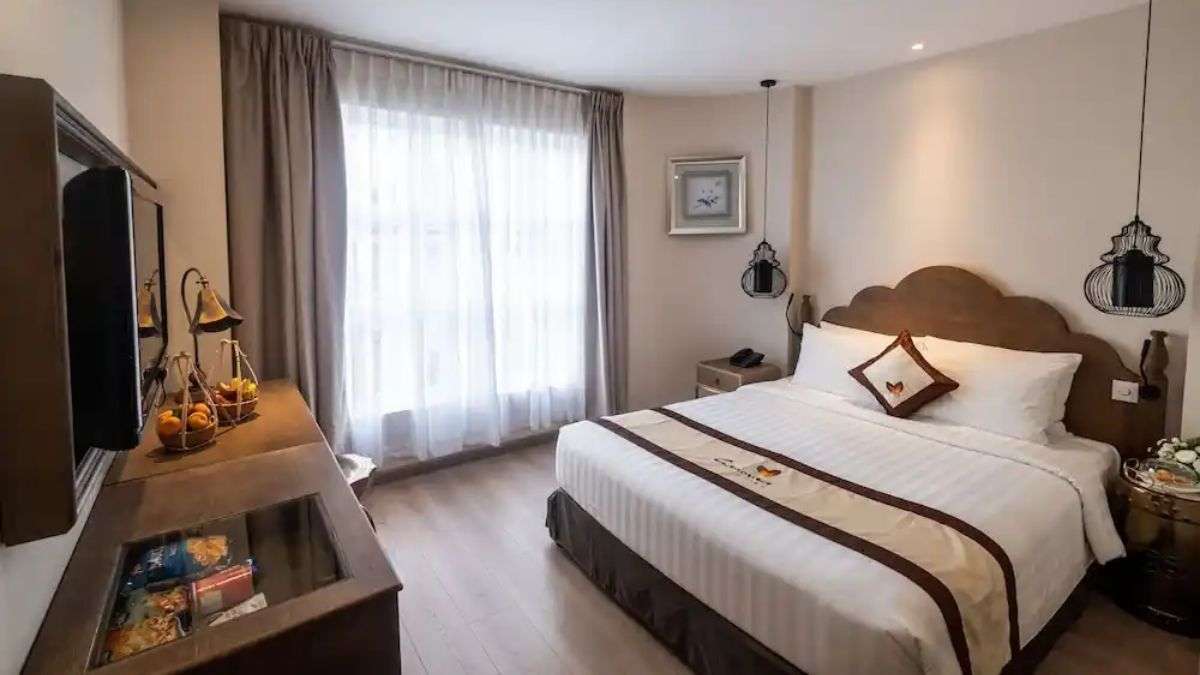 Không gian phòng Premium Deluxe Double tại Sanouva Saigon Hotel