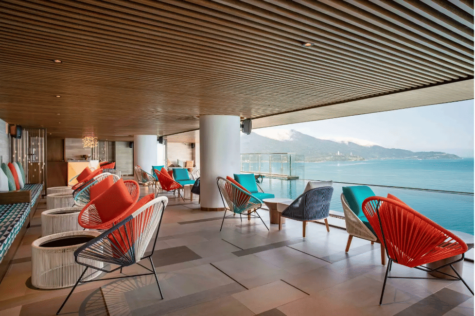 Vivid Rooftop Bar & Pool tại Radisson Hotel Danang