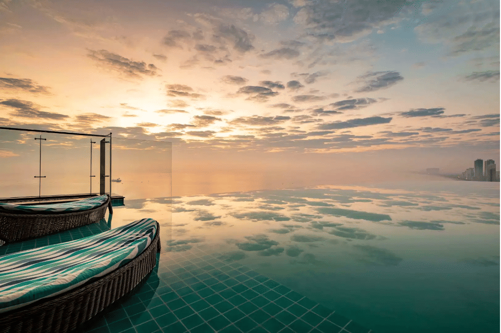 Bể bơi vô cực tại Radisson Hotel Danang