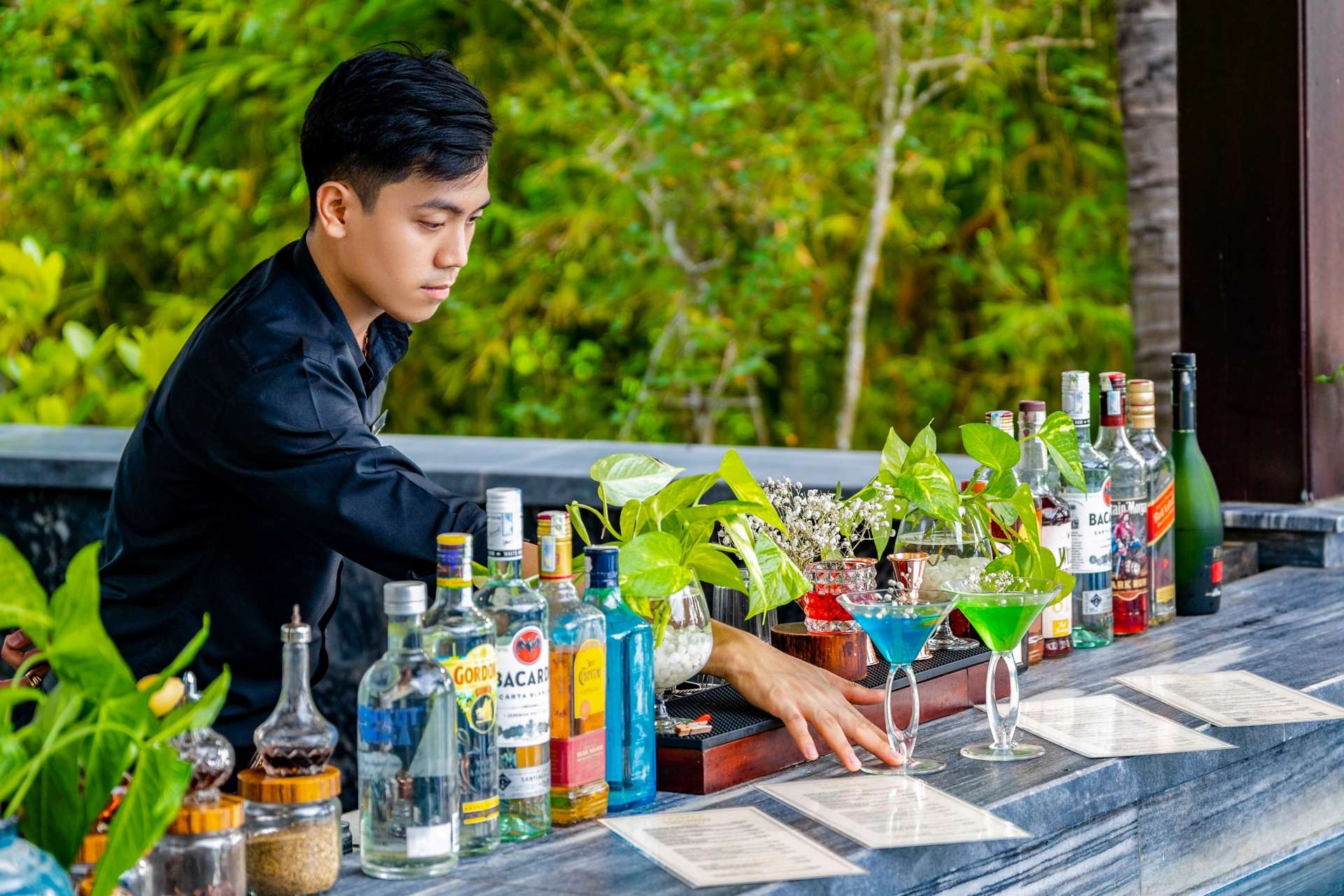 Không gian thoáng mát Infinity bar tại La Siesta Hoi An Resort & Spa