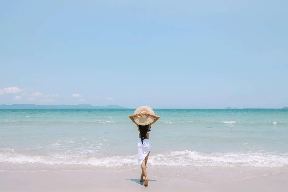 Làn nước trong xanh tại Bãi biển Dốc Lết Ninh Hòa