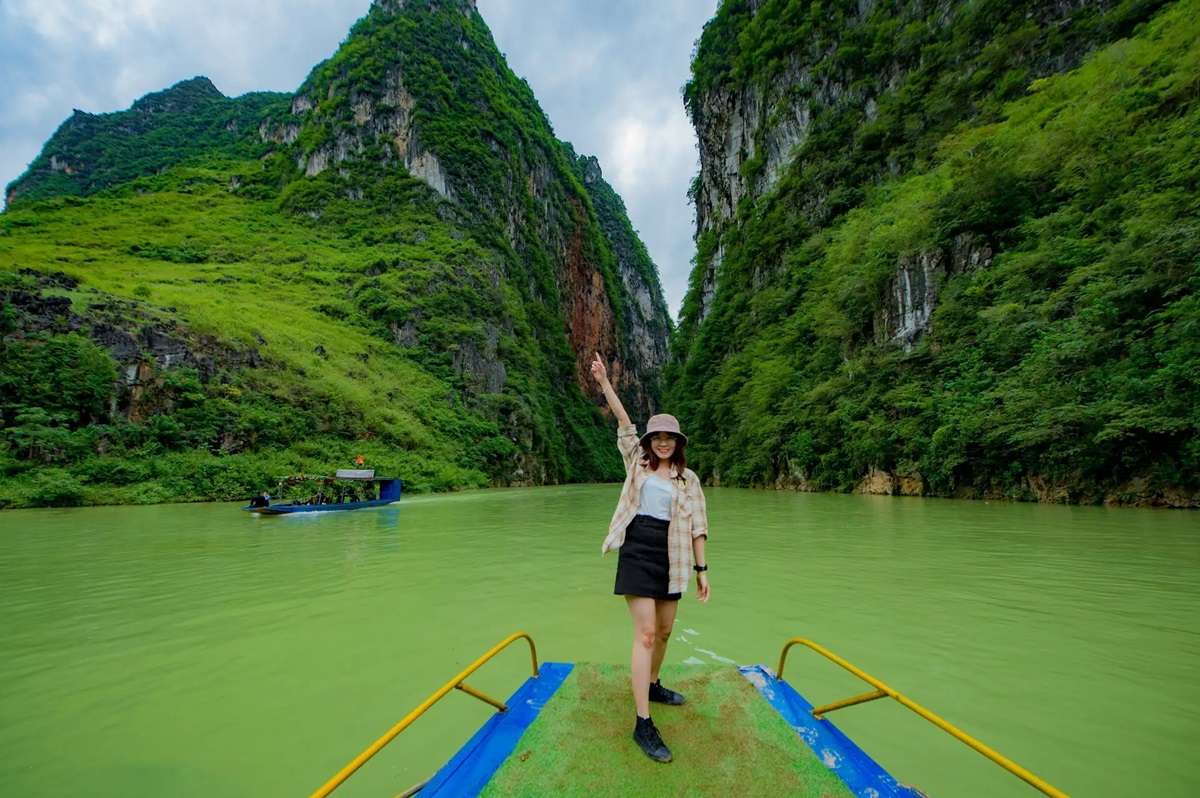 Đi Thuyền Trên Sông Nho Quế