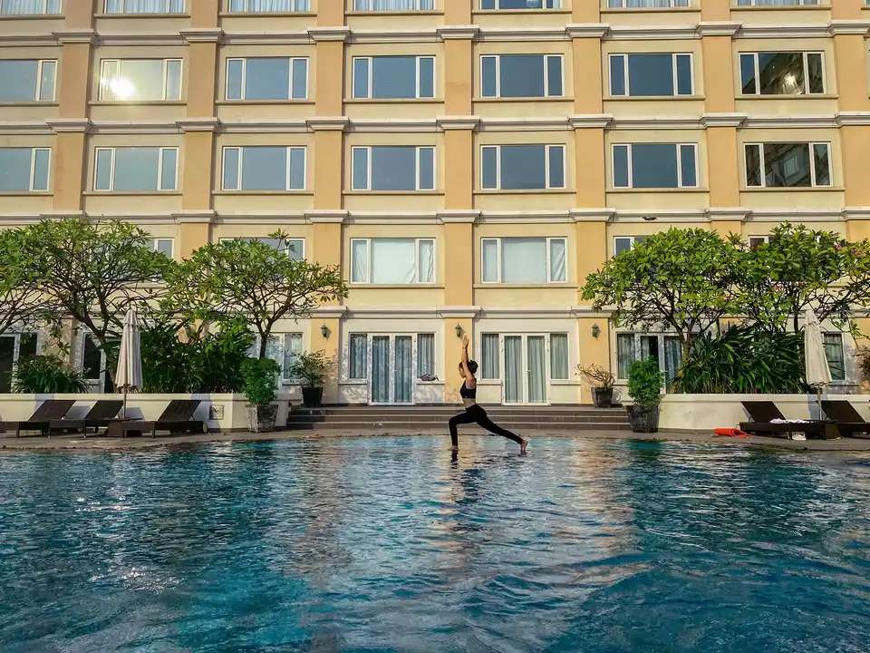 Hồ bơi tại Equatorial Ho Chi Minh City cũng là nơi thích hợp để tập Yoga buổi sáng