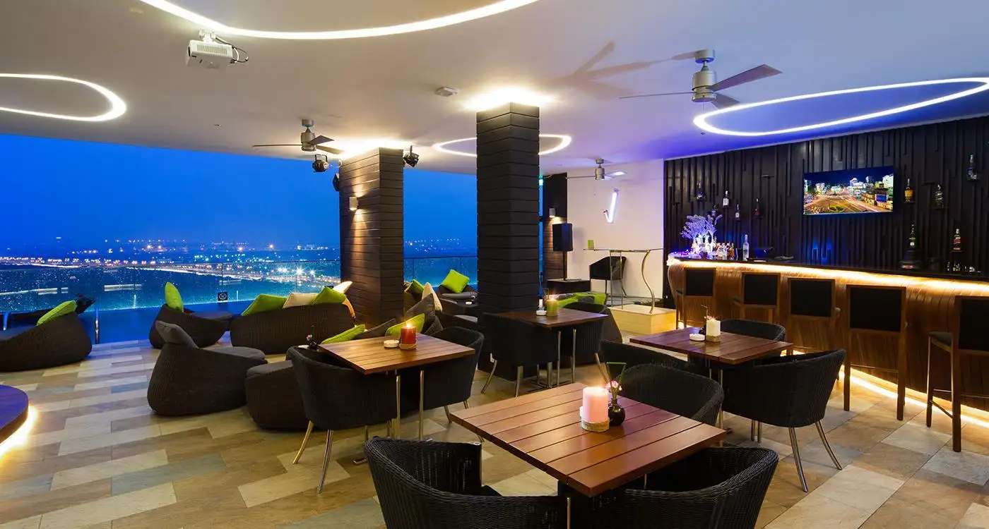 Vertical Sky Bar tại Liberty Central Saigon Riverside Hotel