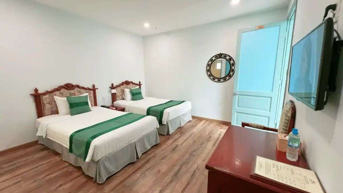 Không gian phòng Standard Window tại Riverside Hotel Saigon