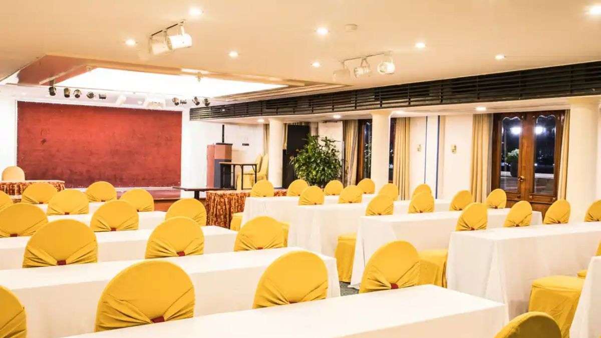 Nhà hàng Sky view tại Riverside Hotel Saigon