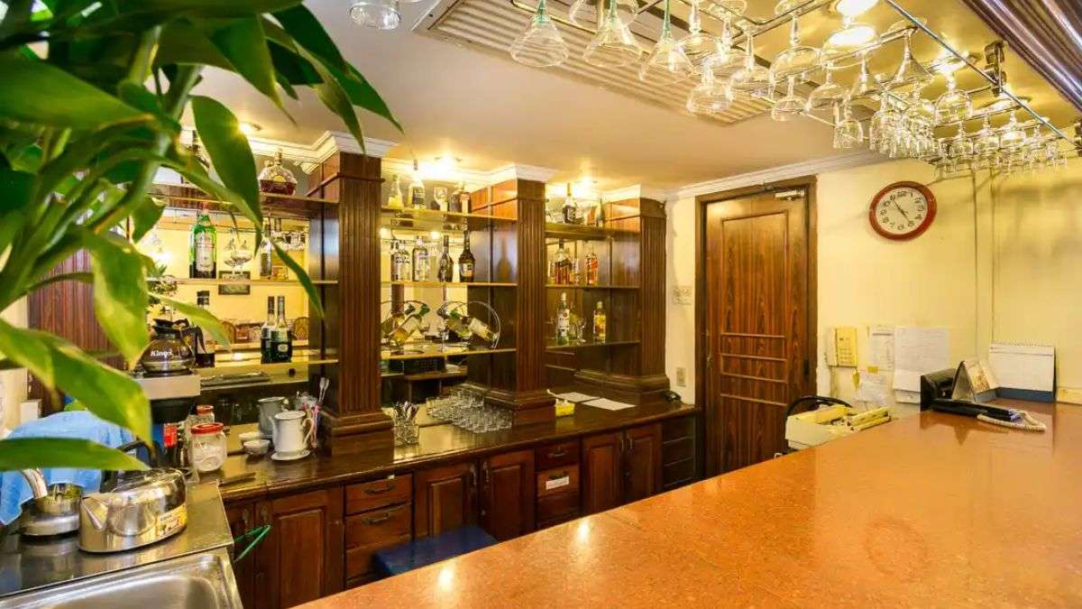 Quầy bar tại Riverside Hotel Saigon