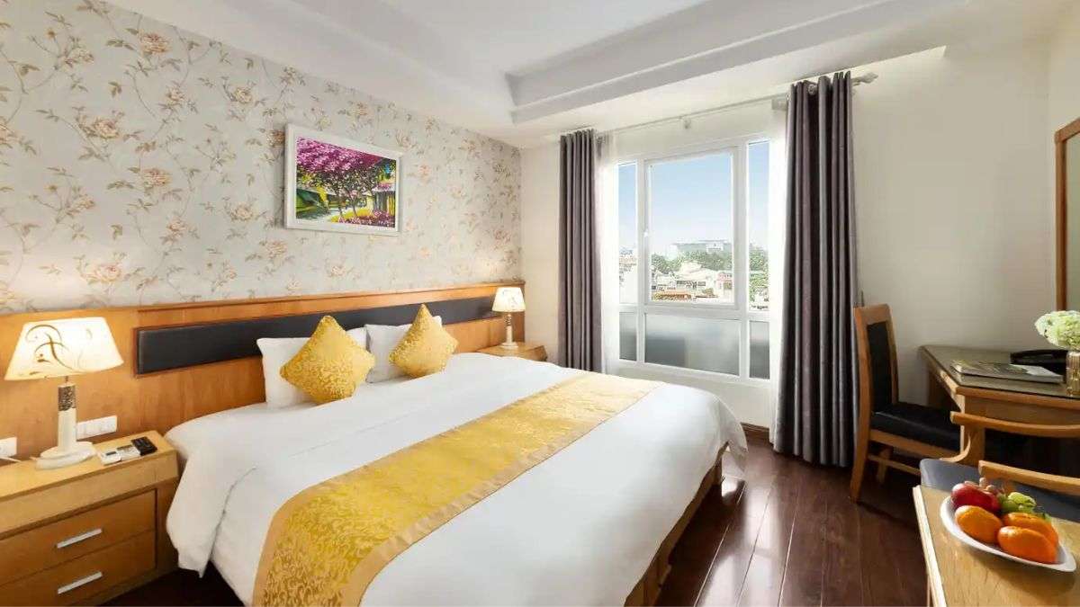 Không gian Deluxe Double With City View tại Hanoi Sky Hotel