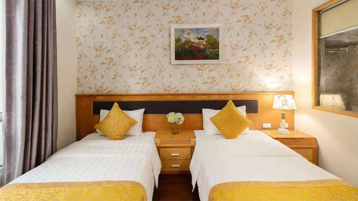 Không gian Deluxe Twin With City View tại Hanoi Sky Hotel