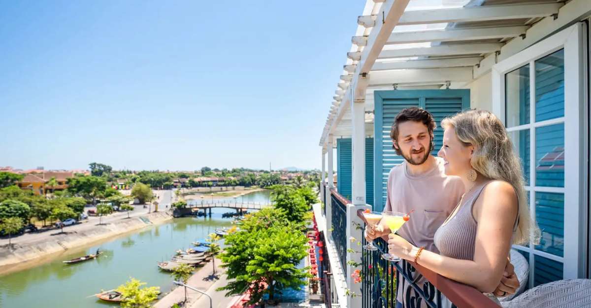 Phòng Superb Deluxe tại Lantana Boutique Hoi An Hotel có ban công nhìn ra hướng sông Hoài thơ mộng