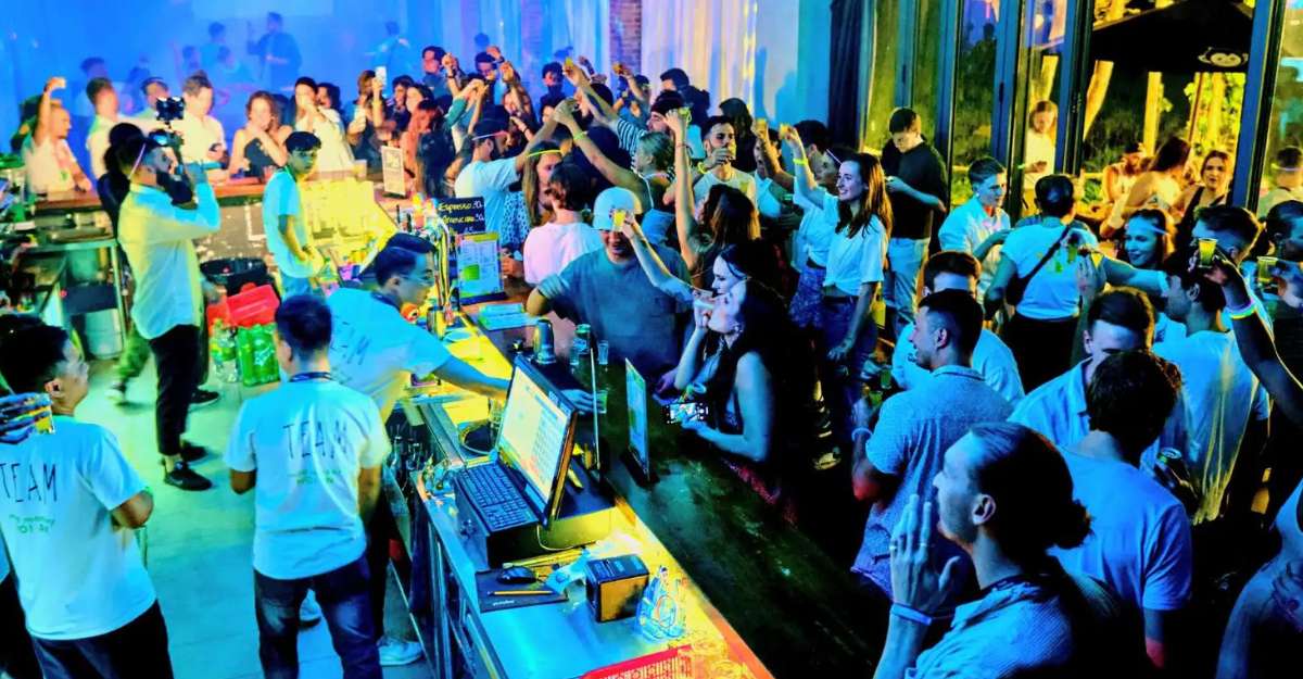 Quầy bar sôi động tại Mad Monkey Hoi An