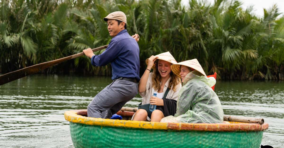 Tour chèo thuyền thúng của  Mad Monkey Hoi An