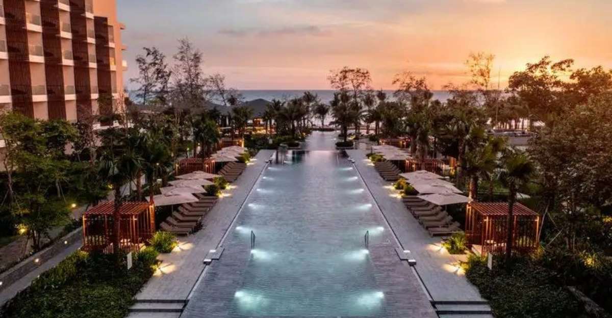 Hồ bơi tại Crowne Plaza Phú Quốc