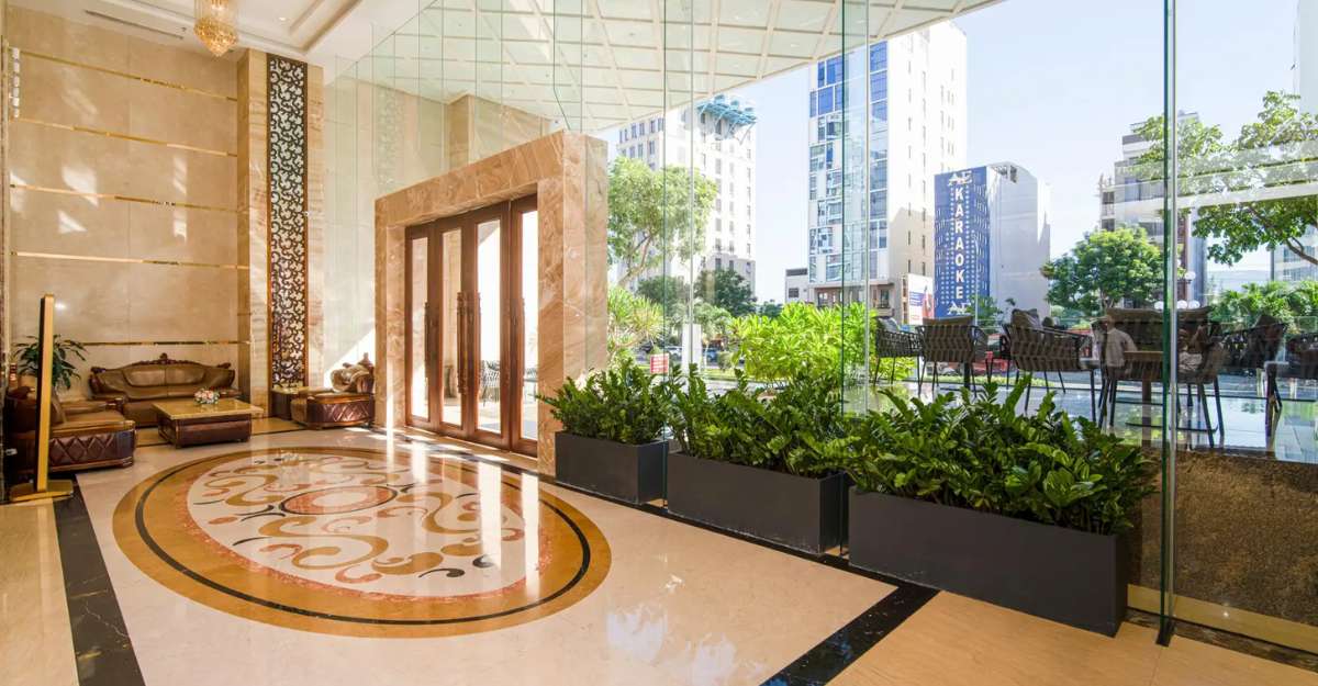 Không gian sảnh Luxtery Hotel sang trọng và tinh tế, mang nét đẹp cổ điển